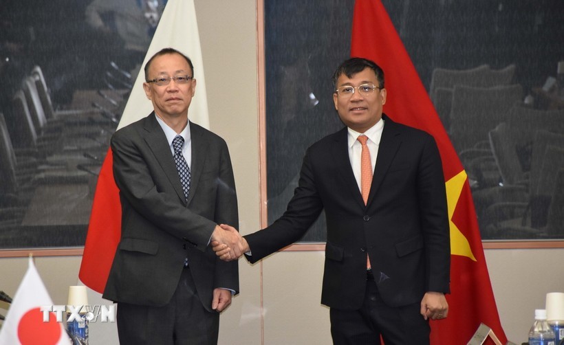 越南外交部常务副部长阮明宇(右)和日本外务省副大臣船越健裕。(图:越通社)