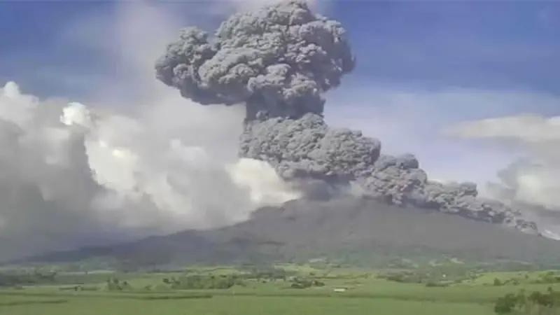 菲律宾中部活火山喷发,灰柱冲上天空高达3000公尺。(图:菲律宾气象局)
