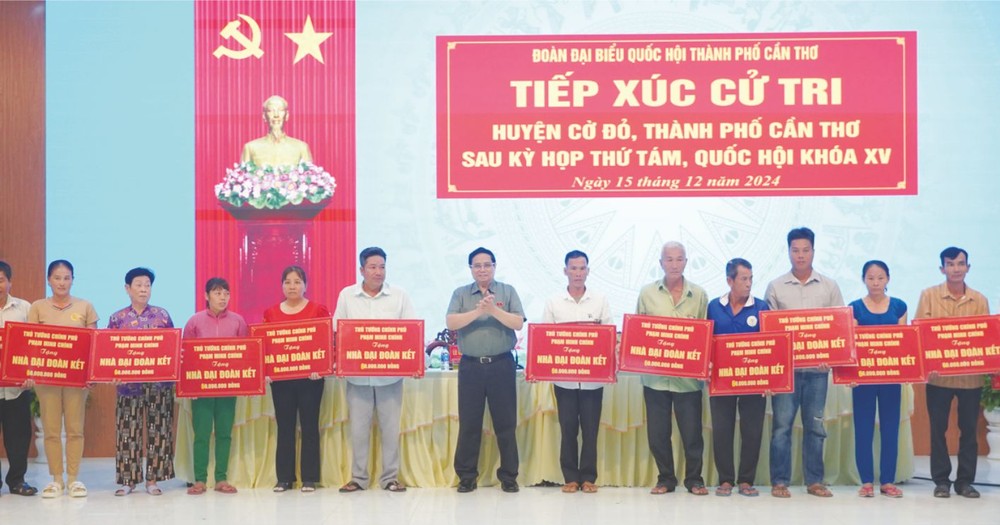 范明政总理向红旗县二十个天主教模范荣军、烈士家庭户赠送礼物。（图：越通社）