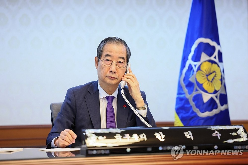 12月15日,在中央政府首尔大楼,韩悳洙同拜登通电话。(图:韩联社)