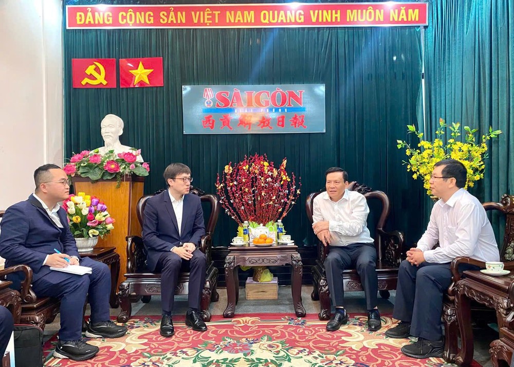 华文《西贡解放日报》领导与《中新社》香港分社领导愉快交流。 K2.jpg