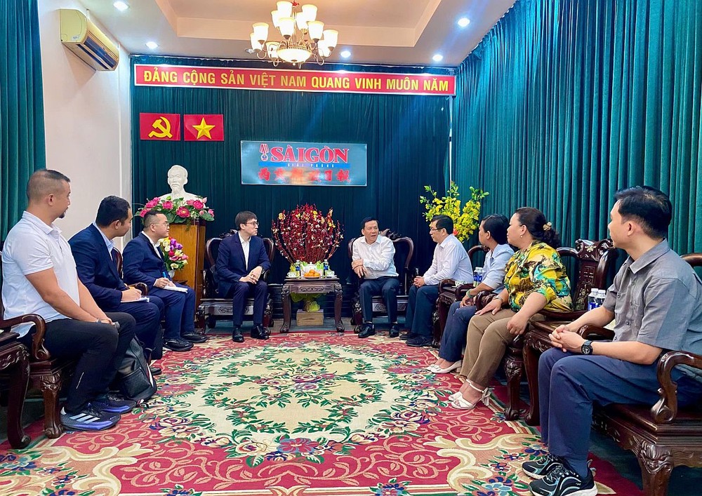 华文《西贡解放日报》接待《中新社》香港分社代表团的到访。 K4.jpg