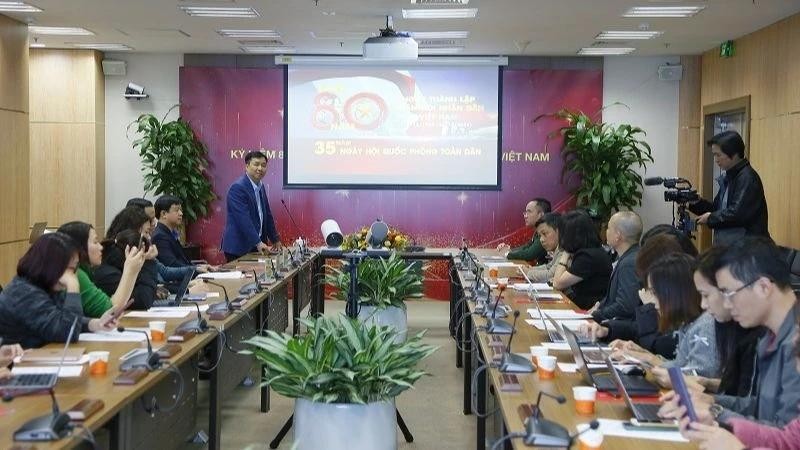越南电视台副总经理杜青海(站)在新闻发布会上发言。(图:VTV)