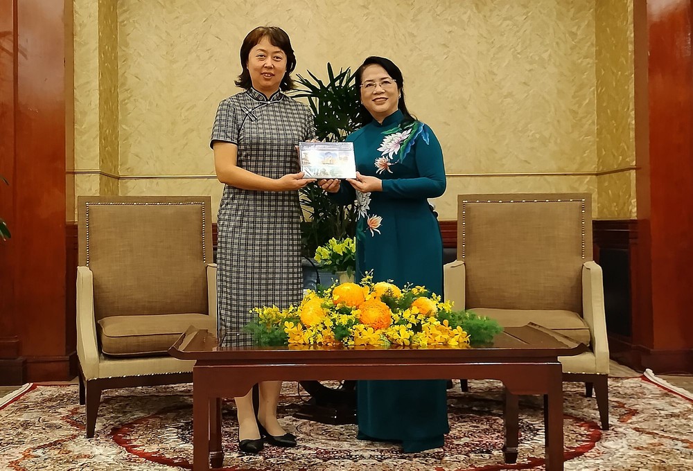 市委检查委员会主任陈金燕会见中共中央外事工作委员会党委副书记黄宜华。 tp trung quoc.jpg