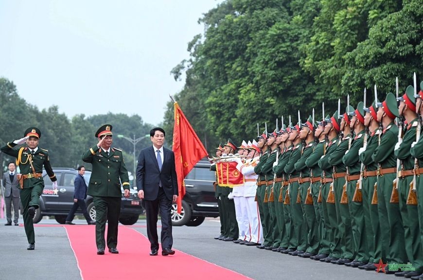 国家主席梁强检阅第十二军团仪仗队。(图:人民军队报)