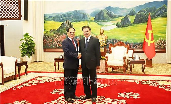 越南政府副总理兼外长裴青山与老挝人民革命党总书记、国家主席通伦‧西苏里。(图:越通社)