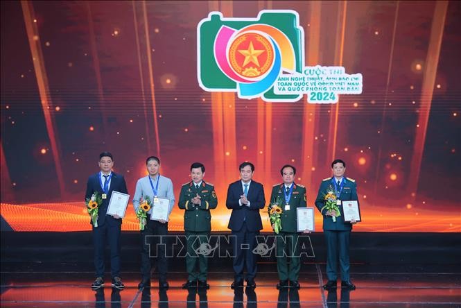 2024年越南人民军与全民国防全国新闻与艺术摄影大赛颁奖仪式。(图:越通社)