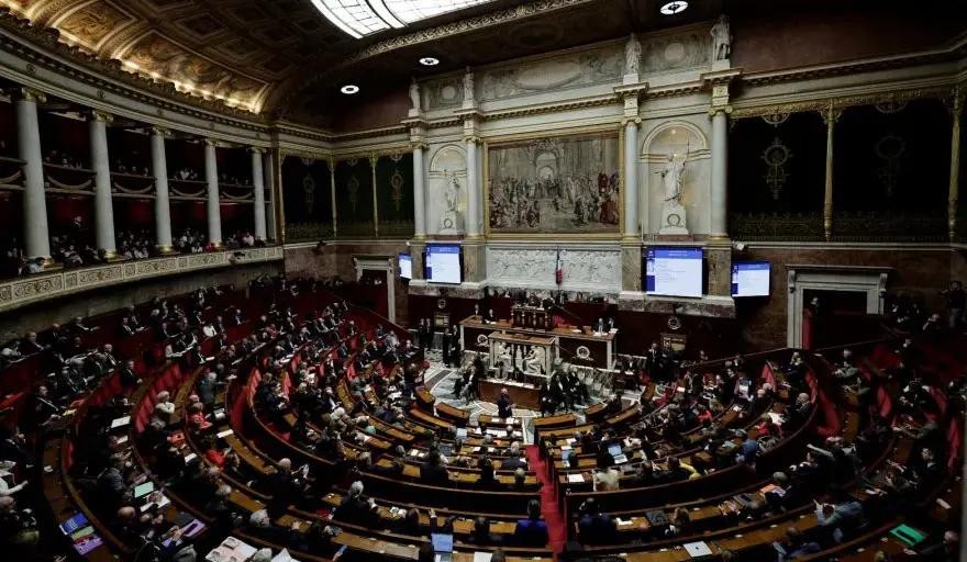 法国参议院当地时间18日，在国民议会，议员们在向总理提问期间听取法国总理贝鲁（中）的发言。（图：AFP） 