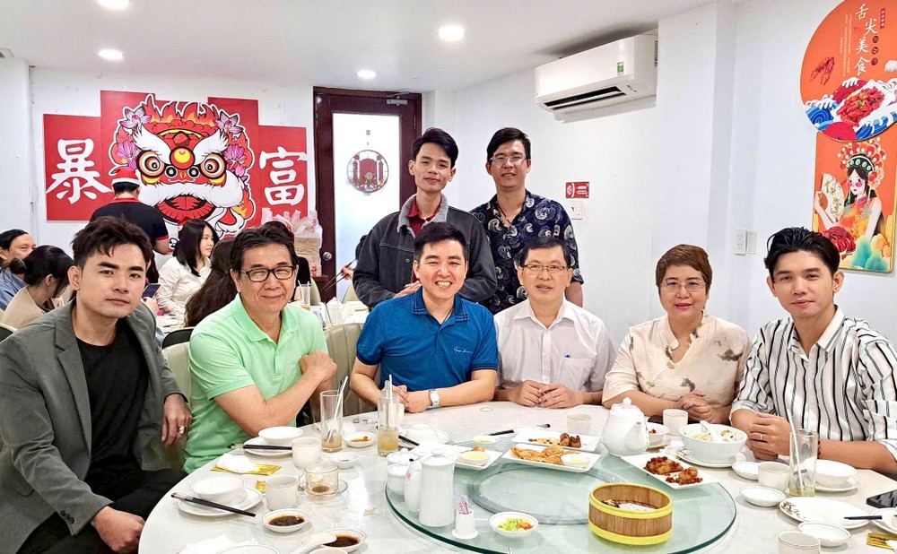 市作协副主席阮丽芝(右二)、本报编辑部副主任陈福生(右三)与各位文友合照。 k3-8797.jpg
