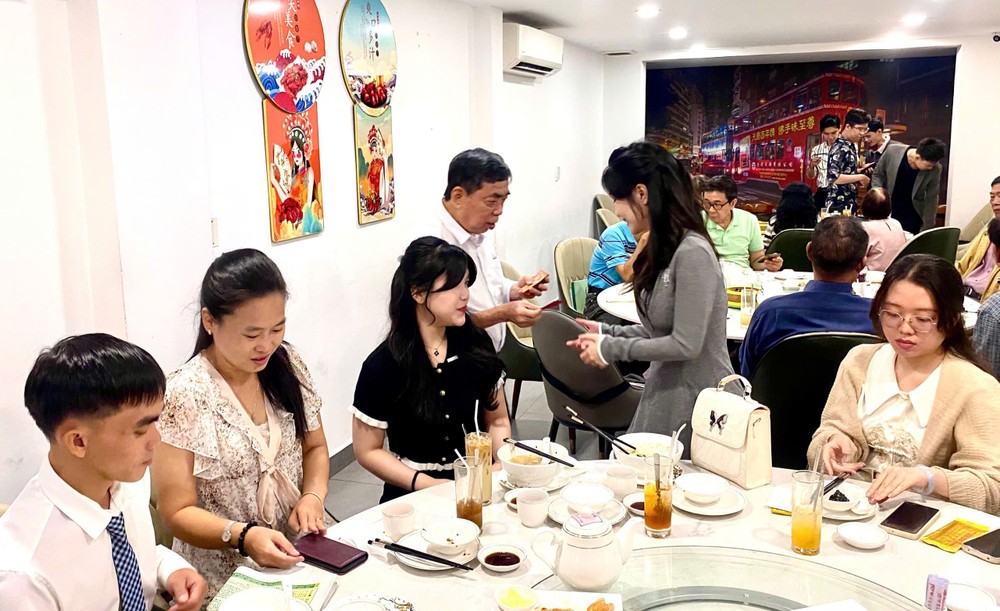 林松风文友向与会者派发新年祝福红包。 k4-7470.jpg