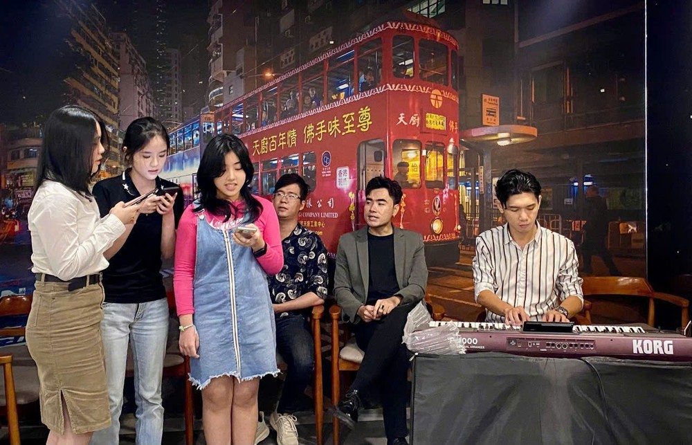 聚会上,音乐家蔡镇声为同学们高歌助兴弹奏。 k5-5816.jpg