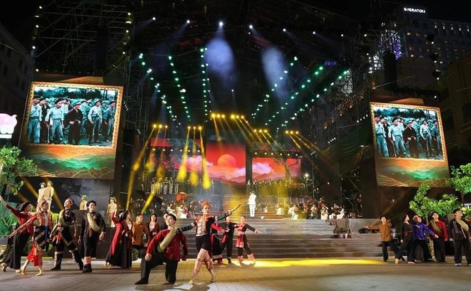 题为“为人民献身” 的“永不忘记之歌”文艺演出与音乐会的节目。（图：越通社）