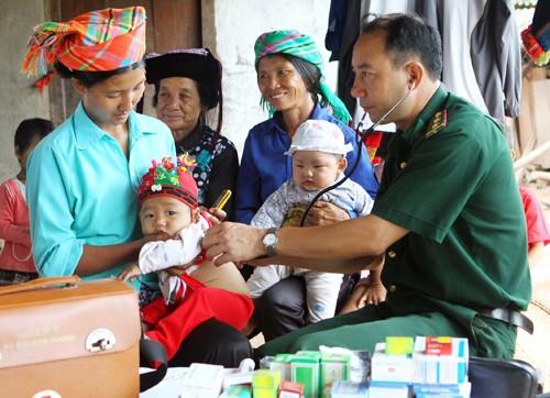 部队向教育和医疗卫生服务不足地区的人民群众提供帮助。（图：越通社）