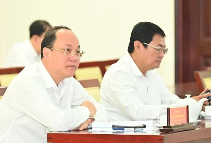 市委常务副书记阮胡海(左)主持会议。(图:越勇)