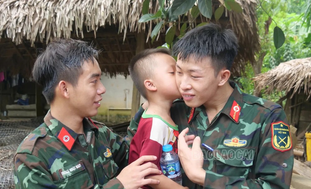 朗努村民给予部队的感情。（图：老街报）