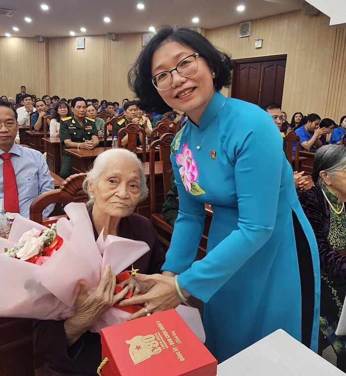 第五郡郡委书记黄玉女芳红向越南英雄母亲赠送鲜花。 TRAOQUA.jpg