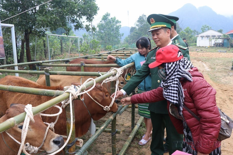 部队帮助困难地区人民群众建设新农村。（图：越通社）