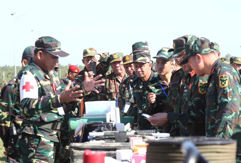 2024年11月18日，柬埔寨、老挝、越南三国军队“在坍塌地开展救援工作”的联合演习在磅清扬（Kampong Chhnang）开幕。（图：越通社）