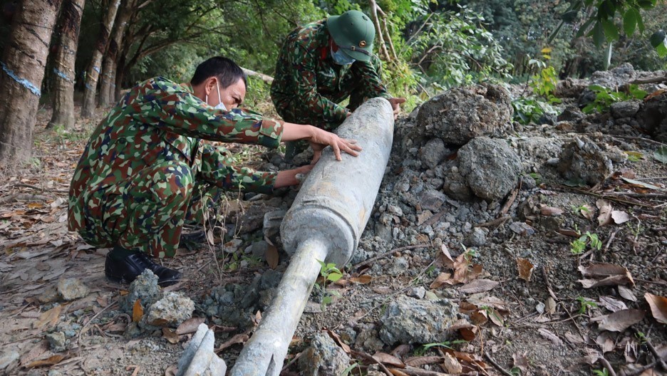 部队参加战争遗留炸弹排除工作。（图：越通社）