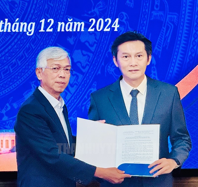 市人委会副主席武文欢（左）向范富长同志颁授《决定》。（图：市党部新闻网）