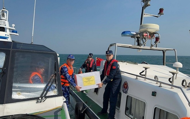 越南海警与中国海警在联合巡逻结束后互相赠送礼物。(图:越通社)