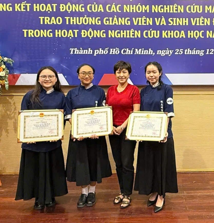 市师范大学中文系获奖学生合影。