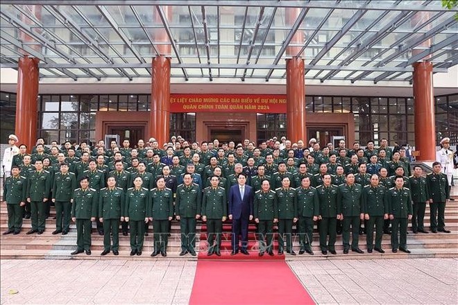 党中央政治局委员、国家主席梁强和与会代表合影。（图：越通社）