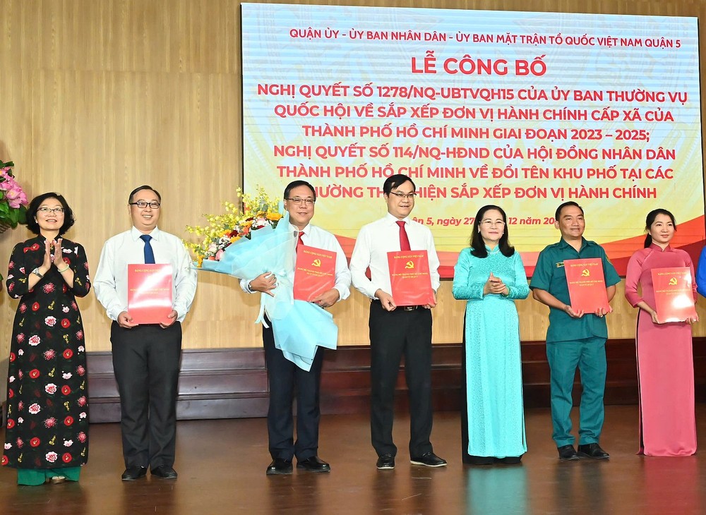市人民议会主席阮氏丽祝贺参加重组后各坊党部执委会同志。