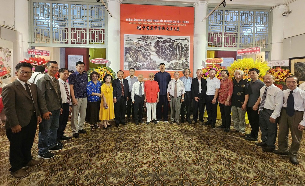 越中书画家艺术交流展吸引广大民众观赏