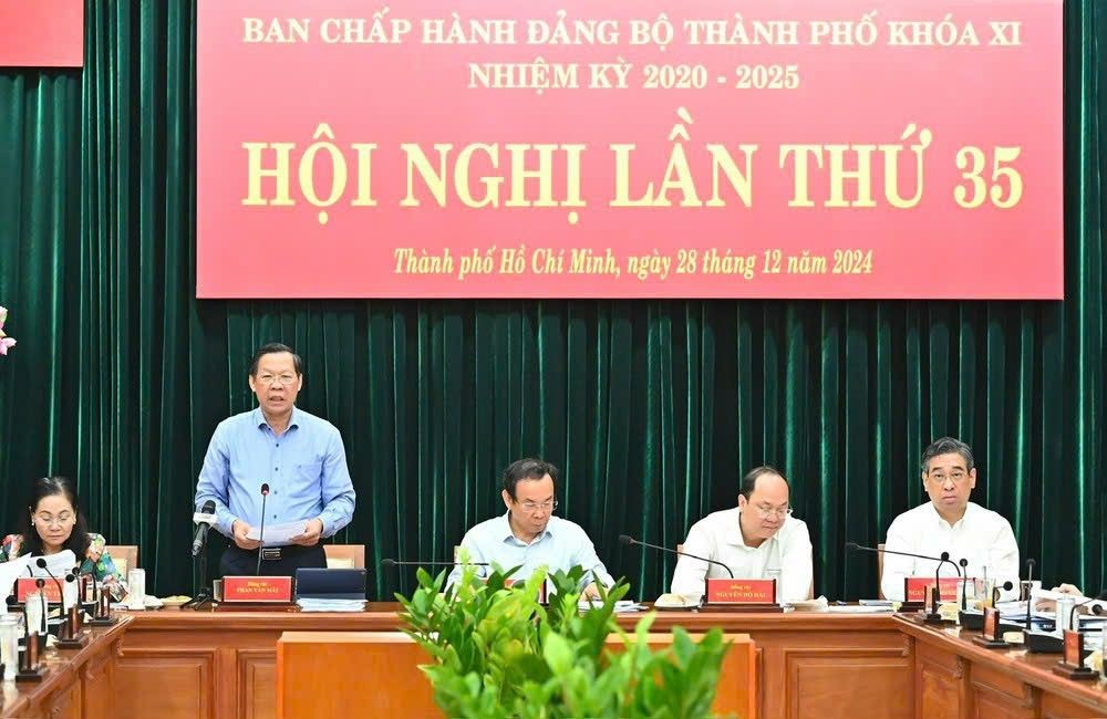 市人委会主席潘文迈(站)在会上发言。
