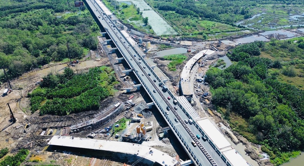 市环市三路与本市-隆城-油曳高速公路相交的交通环岛一隅。（图：交通报）