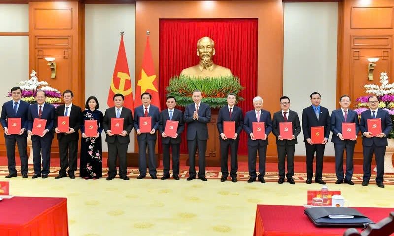 党中央政治局公布中央13机关职能任务