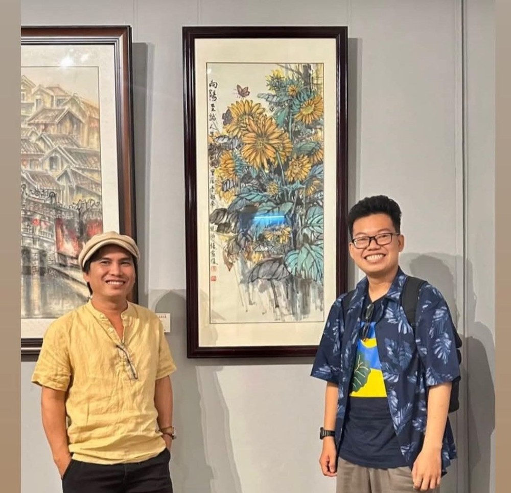 年轻华人画家张家俊(右)参展多幅作品。