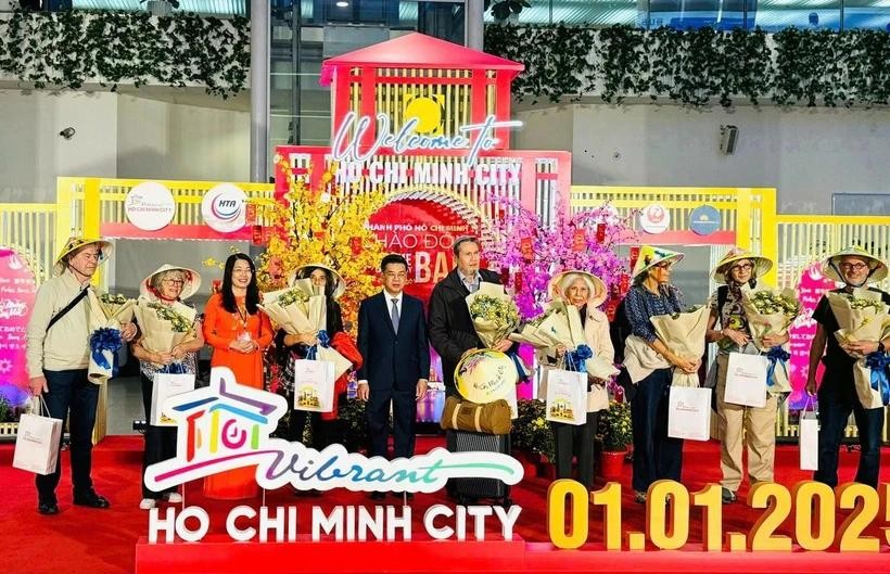 胡志明市迎来新年首批“开年红”旅游团。