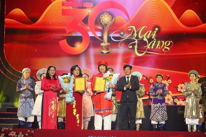 人民艺人丽水、人民艺人明王荣获“30年成就”黄梅奖。