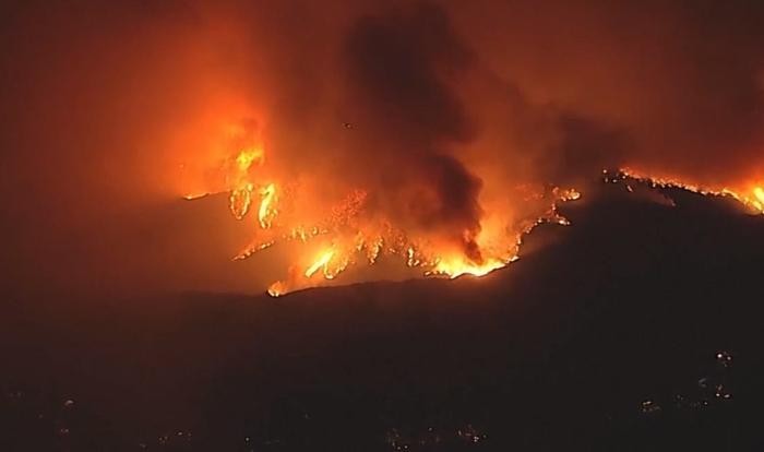 美国加州南部地区当地时间1月7日突发山火，火势在强风助推下迅速蔓延，该州已有上万座建筑被烧毁。（图：互联网）