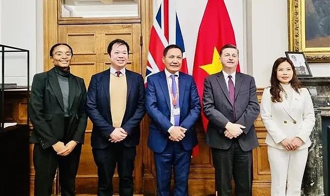 越南驻英国大使杜明雄会见英国贸易政策国务大臣道格拉斯·亚历山大。（图：越通社）