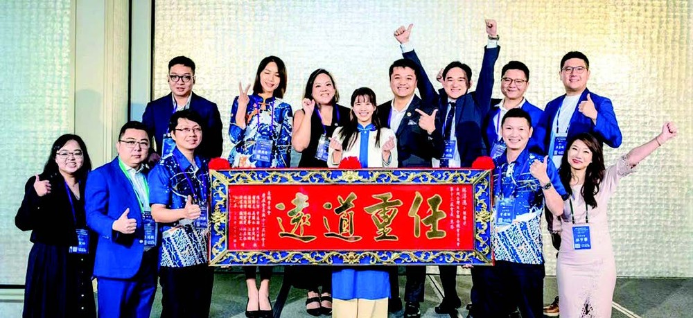 第十三届亚洲台湾商会联合总会赠送匾额给林洋逸会长。