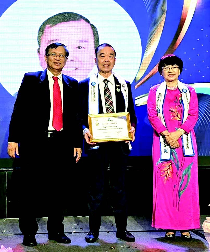 锦源公司董事长黄锦先生荣获40年贡献企业家奖状。