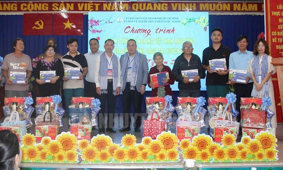 海外越南侨胞向古芝县优抚政策家庭赠送春节礼物。（图：市党部新闻网）