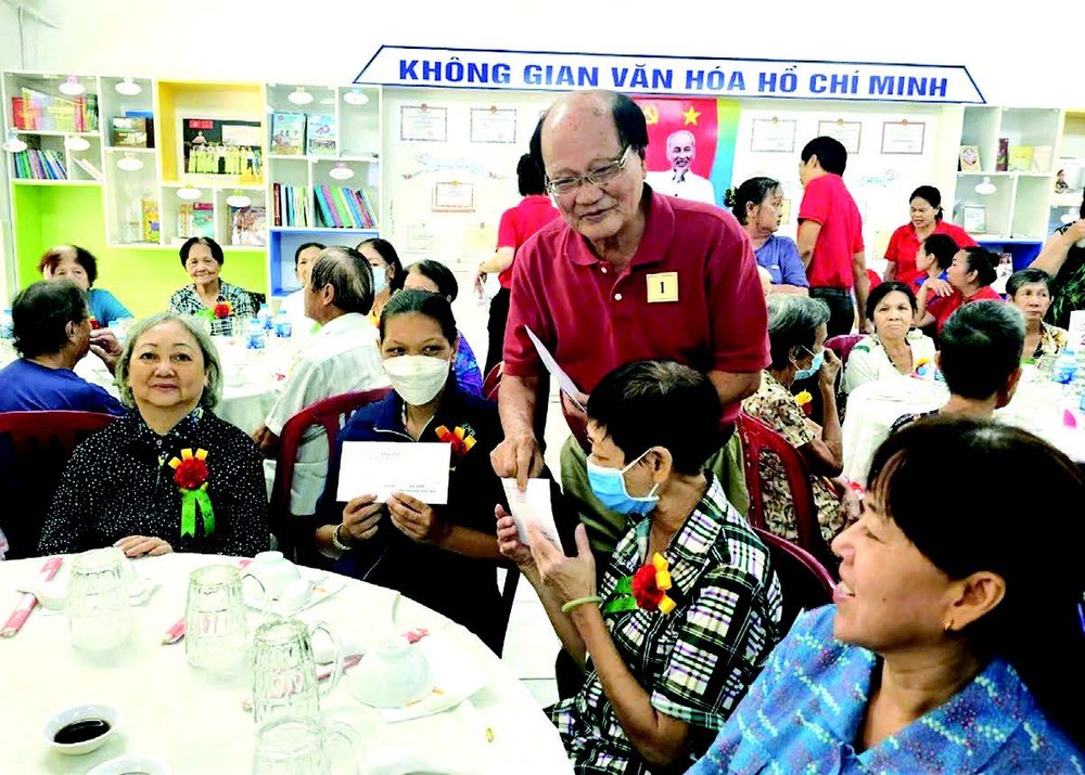 该会馆举办庆祝活动20周年，设宴款待诸位孤寡长者。