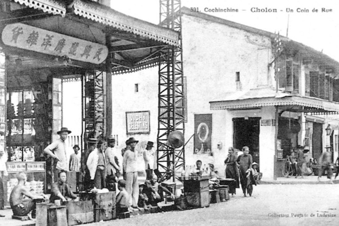 图为20世纪初叶，人们在人行道上卖食物，现在是第五郡陈兴道街和范敦街的拐角处。（图：互联网）