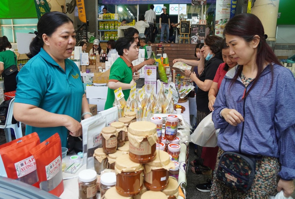 今年“每乡一产品集市”吸引了来自全国近50省、市企业报名参加60展位。