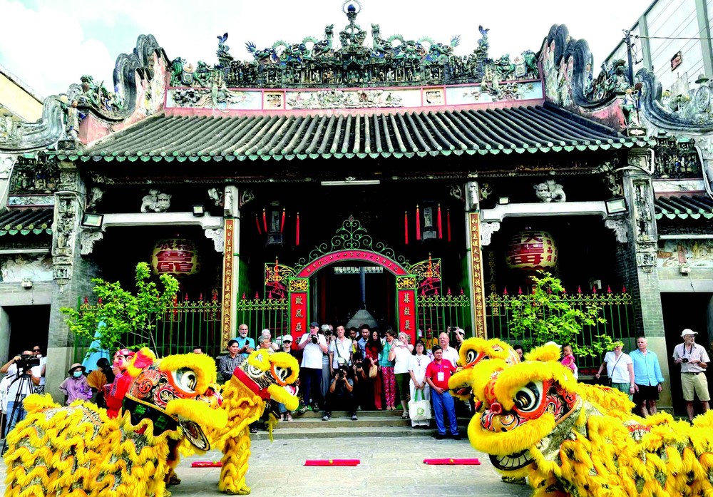 穗城会馆元宵期间吸引众多游客。 33-tuethanh.jpg