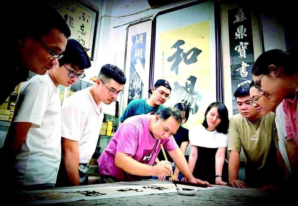 学生围观林汉城老师即席挥毫。