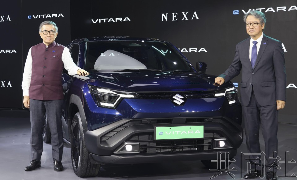 铃木公司社长铃木俊宏(左)发布EV“e VITARA”。（图：共同社）