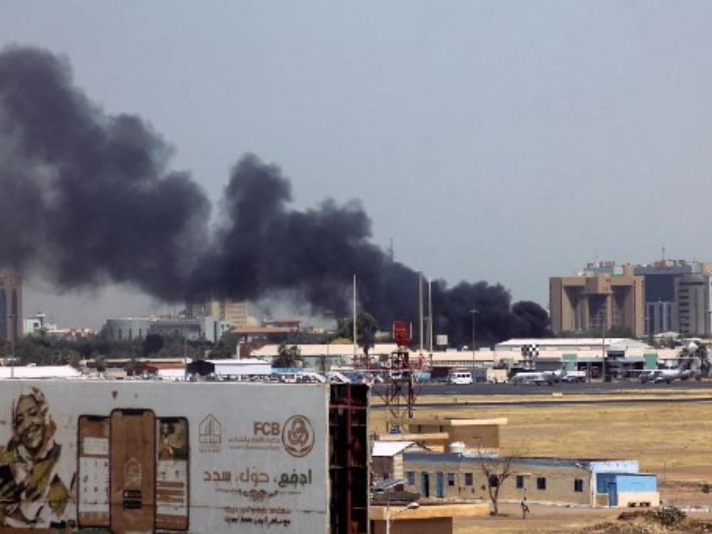 苏丹首都的建筑物上空浓烟滚滚。（图：AFP）