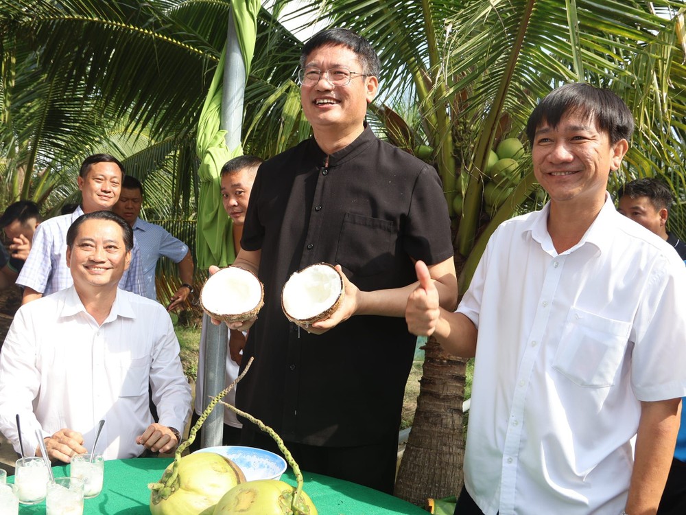 魏华祥总领事在茶荣省考察并品尝蜡椰。