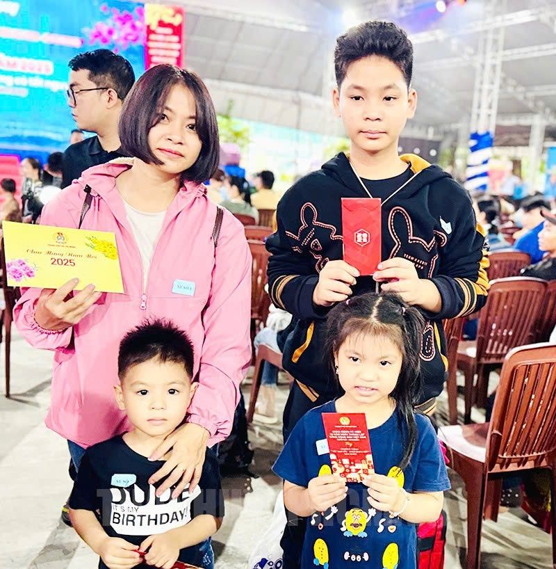 工人家庭准备返乡过年。