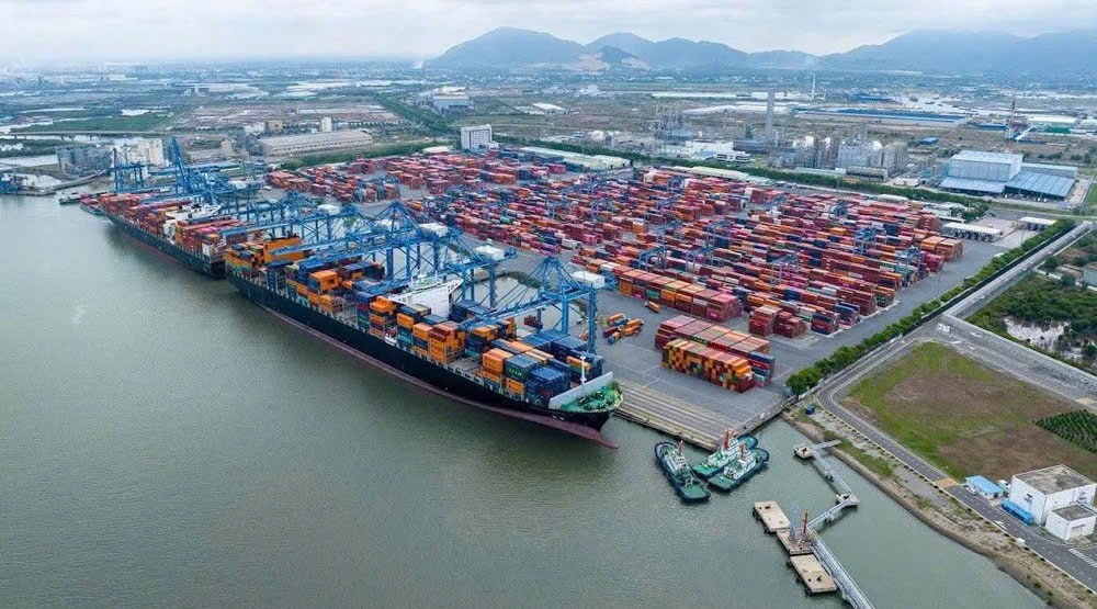 2025乙巳年开春大型集装箱船在丐密-氏槐港群装卸货物。